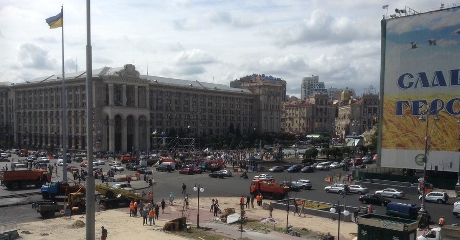 На Майдане разобрали сцену и разбили пианино