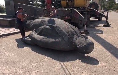 А Ленин снова пал, на этот раз в Новоайдаре