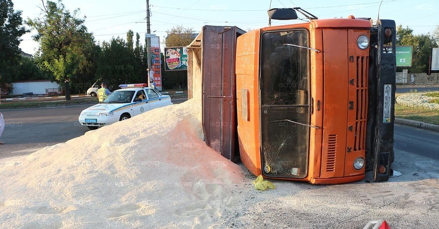 В Николаеве перевернувшийся КамАЗ рассыпал на дороге кукурузу 