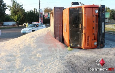 В Николаеве перевернувшийся КамАЗ рассыпал на дороге кукурузу 