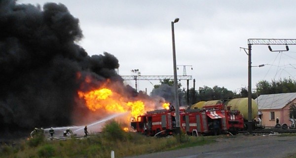 На Черкащине грузовой поезд сошел с рельсов, загорелись 11 цистерн с топливом