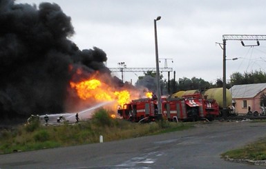 На Черкащине грузовой поезд сошел с рельсов, загорелись 11 цистерн с топливом