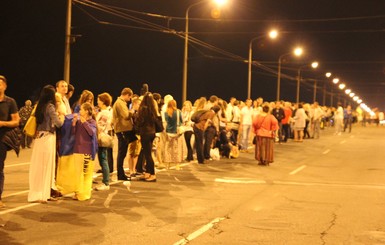 Днепропетровцы стали в живую цепь на Новом мосту