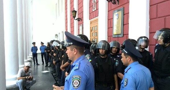 Участники митинга в Одессе устроили потасовку с милицией