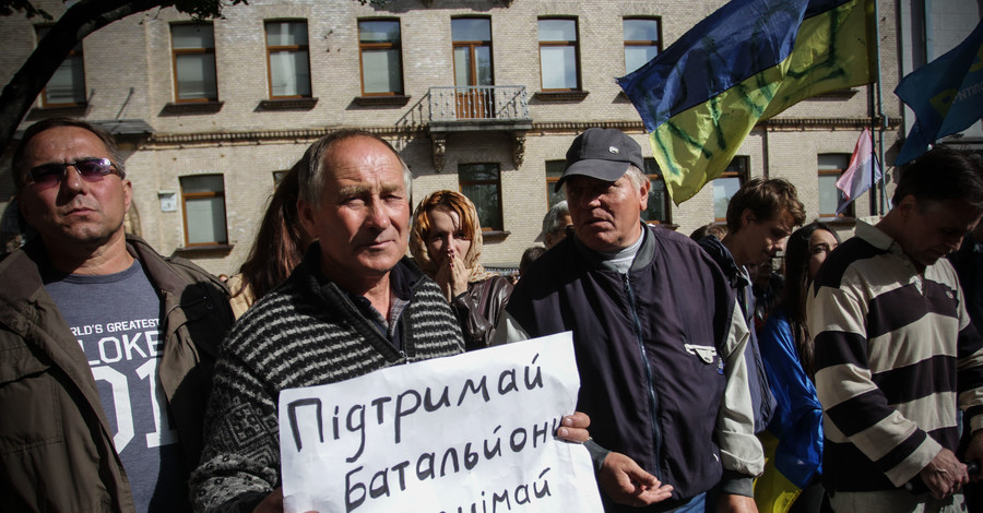 На Банковой митингуют в защиту бойцов-добровольцев из Иловайска