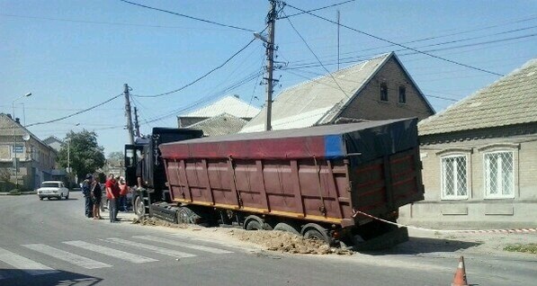 Фура с донецким углем провалилась в Мелитополе  