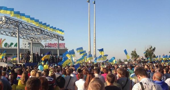 В Мариуполе прошел антивоенный митинг с украинской символикой