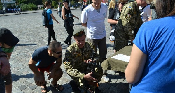 Харьковчанам показали, как обращаться со стрелковым оружием