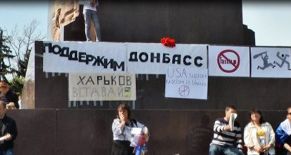 СМИ:  В Харькове столкнулись два митинга, в ход пошли яйца	