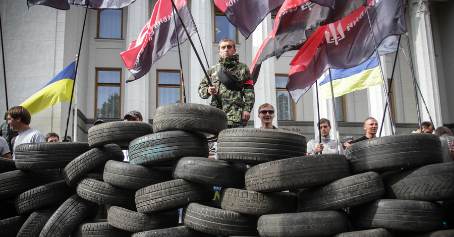 Митингующие принесли под Раду шины: 