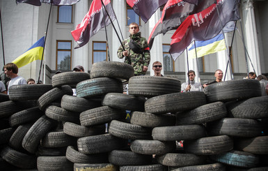 Митингующие принесли под Раду шины: 