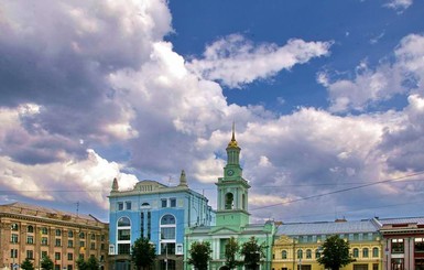 В Киеве на парковке на Контрактовой площади люди заняли место машин