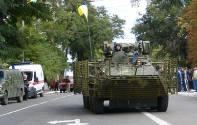 В Мариуполе День города прошел с парадом и обстрелами