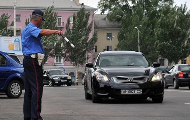 С 1 октября ГАИ начнет штрафовать водителей за ближний свет