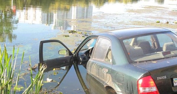 В Киеве на Русановке утонула иномарка