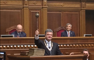 Обама подарил Порошенко разрисованную тарелку