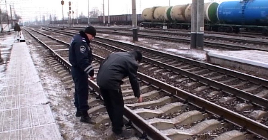 На Днепропетровщине охотник за металлоломом едва не разобрал железную дорогу