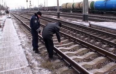 На Днепропетровщине охотник за металлоломом едва не разобрал железную дорогу