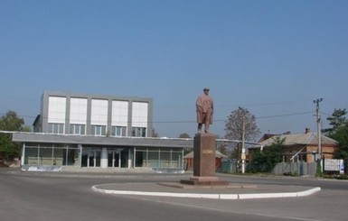 Под  Харьковом свалили еще один памятник Ленину