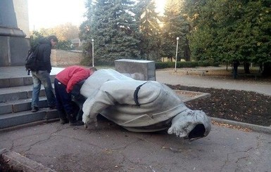 В Кривом Роге повалили очередного Ленина