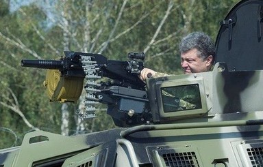 Порошенко испытал новую бронемашину 