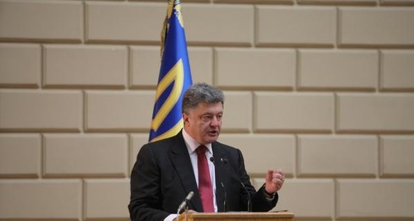 У Порошенко намекнули, что президент пока не подпишет закон о люстрации