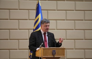 У Порошенко намекнули, что президент пока не подпишет закон о люстрации