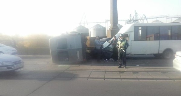 В Днепропетровске легковушка протаранила две маршрутки: есть погибшие