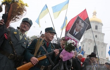 Во Львове возле памятника Бандере сожгли американский флаг