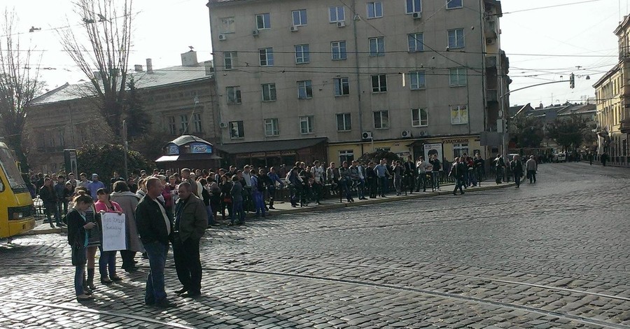 Во Львове родственники военнослужащих перекрыли центр города