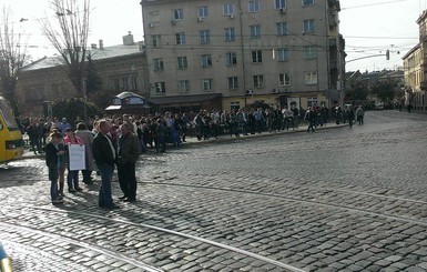 Во Львове родственники военнослужащих перекрыли центр города