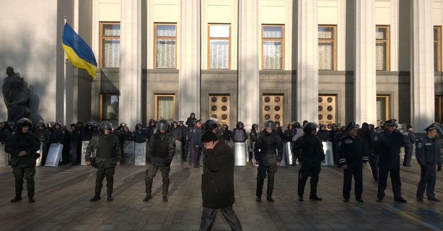 К зданию Верховной Рады стягивают милицию