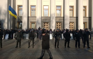 К зданию Верховной Рады стягивают милицию