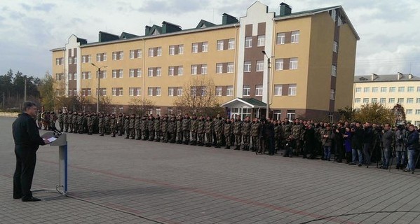 Порошенко призвал пограничников переучиваться на военных