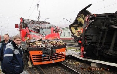 В Подмосковье неизвестный угнал электричку и попал на ней в аварию