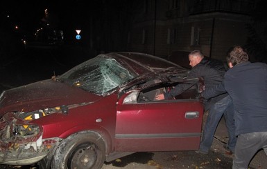 С Шулявского моста в Киеве свалилась иномарка