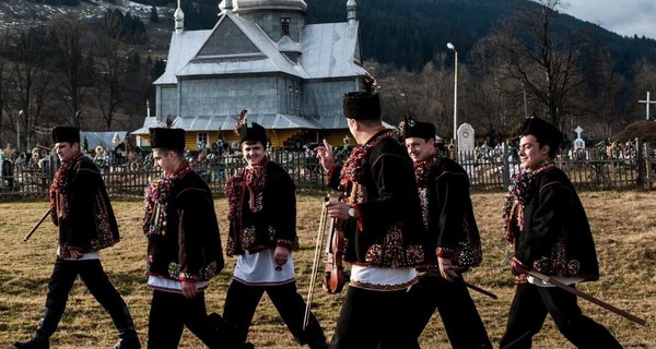 На Закарпатье избиратели пришли голосовать прямо с гуцульской свадьбы