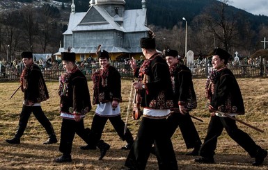 На Закарпатье избиратели пришли голосовать прямо с гуцульской свадьбы