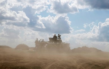 От стрельбы под Мариуполем в самом городе дрожат стекла