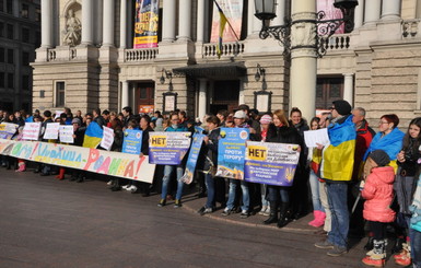 Во Львове переселенцы протестуют против выборов на Донбассе