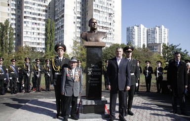 В Одессе разрушили бюст Жукову, на котором висели не те ордена и медали