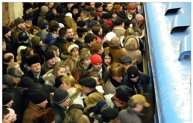 В Киеве на красной ветке метро было временно приостановлено движение поездов