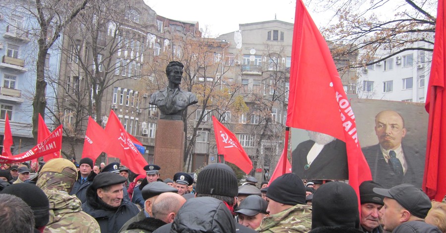 7 ноября в Харькове: облитую зеленкой коммунистку Александровскую увезли на троллейбусе