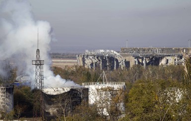 В Донецкий аэропорт под обстрелами прорвался конвой с продуктами