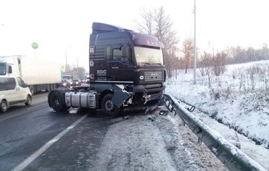 В Киеве внедорожник с двумя детьми угодил под фуру