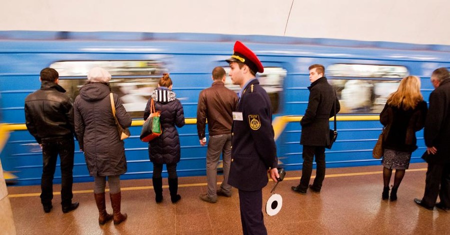 В киевском метро задержали людей с оружием и наркотиками