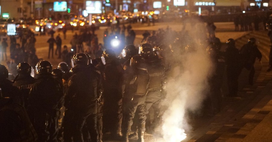 Во время протеста перед дворцом 