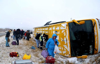 Под Харьковом перевернулся автобус с луганчанами