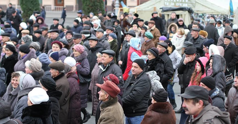 В центре Львова молились о пострадавших год назад на Майдане студентах