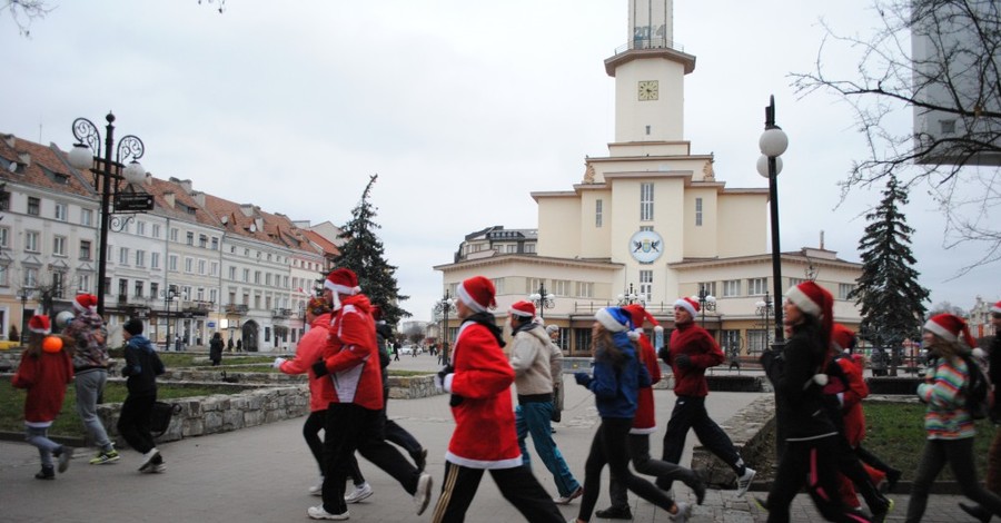 В Ивано-Франковске наперегонки бежали Санта-Клаусы